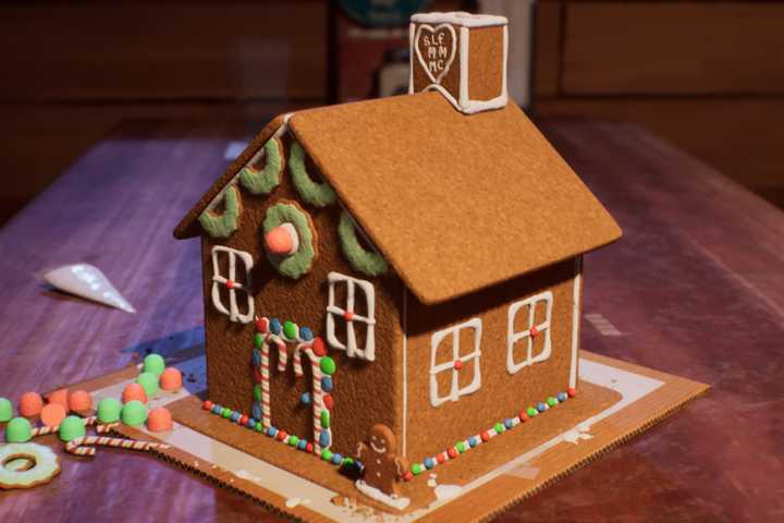 How to get the Gingerbread House Chimney in Life is Strange Double Exposure